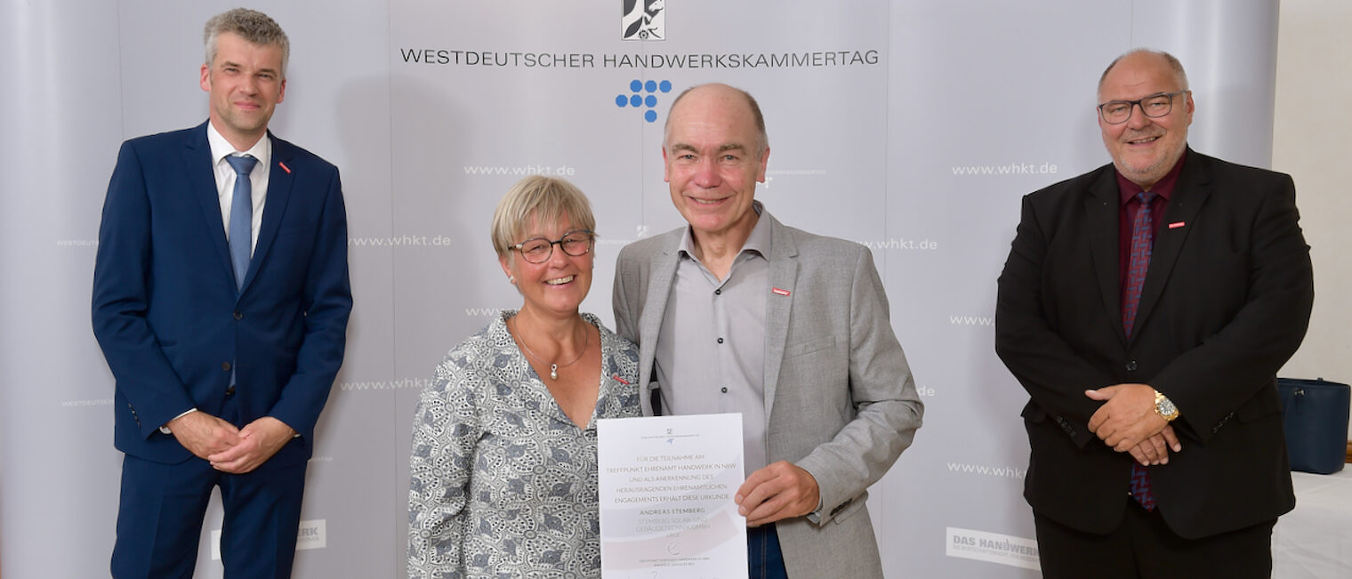 Kammer-Vorstandsmitglied Christian Selke (links) und Kammerpräsident Peter Eul (rechts) gratulierten dem Ehepaar Stemberg zur Auszeichnung für ihr außerordentliches Engagement.