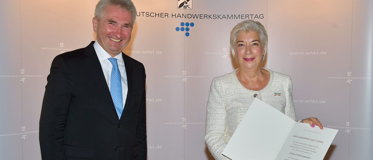 NRW-Wirtschaftsminister Prof. Dr. Andreas Pinkwart dankte in seiner Laudatio Ehrenpräsidentin Lena Strothmann für ihren ehrenamtlichen Einsatz.