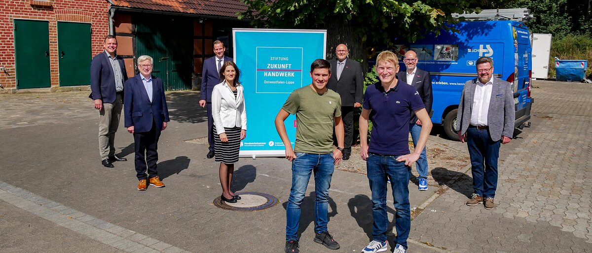 (v.l.) Dirk Langert (Mitglied Kuratorium Stiftung Zukunft Handwerk OWL), Georg Effertz (Kreishandwerksmeister Kreishandwerkerschaft Gütersloh), Dr. Jens Prager (Vorstandsvorsitzender der Stiftung Zukunft Handwerk OWL), Nina Herrling (Technische Beigeordnete der Stadt Gütersloh als Stellvertreterin für Bürgermeister Morkes), Stefan Klaus und Thorsten Schröder (vorne), Preisträger des Zukunftspreises 2021, Peter Eul (Vorsitzender des Kuratoriums der Stiftung Zukunft Handwerk OWL), Alexander Kostka (Geschäftsführer der Kreishandwerkerschaft Gütersloh) und Veit Wixforth (Obermeister der SHK-Innung Gütersloh). (v.l.) Dirk Langert (Mitglied Kuratorium Stiftung Zukunft Handwerk OWL), Georg Effertz (Kreishandwerksmeister Kreishandwerkerschaft Gütersloh), Dr. Jens Prager (Vorstandsvorsitzender der Stiftung Zukunft Handwerk OWL), Nina Herrling (Technische Beigeordnete der Stadt Gütersloh als Stellvertreterin für Bürgermeister Morkes), Stefan Klaus und Thorsten Schröder (vorne), Preisträger des Zukunftspreises 2021, Peter Eul (Vorsitzender des Kuratoriums der Stiftung Zukunft Handwerk OWL), Alexander Kostka (Geschäftsführer der Kreishandwerkerschaft Gütersloh) und Veit Wixforth (Obermeister der SHK-Innung Gütersloh).