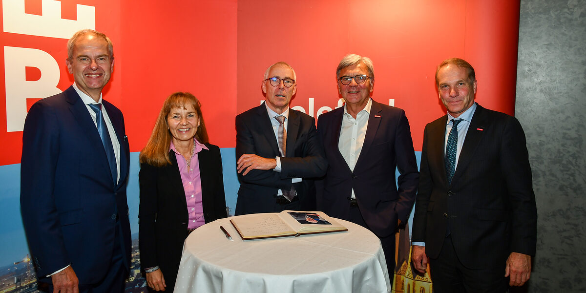 Eintrag ins Goldene Buch (v.l.) IHK-Präsident Wolf D. Meier-Scheuven, IHK-Hauptgeschäftsführerin Petra Pigerl-Radtke, Festredner DIHK-Präsident Peter Adrian, stv. Hauptgeschäftsführer der HWK Wolfgang Borgert und HWK-Vizepräsident Heiner Dresrüsse. Eintrag ins Goldene Buch (v.l.) IHK-Präsident Wolf D. Meier-Scheuven, IHK-Hauptgeschäftsführerin Petra Pigerl-Radtke, Festredner DIHK-Präsident Peter Adrian, stv. Hauptgeschäftsführer der HWK Wolfgang Borgert und HWK-Vizepräsident Heiner Dresrüsse.