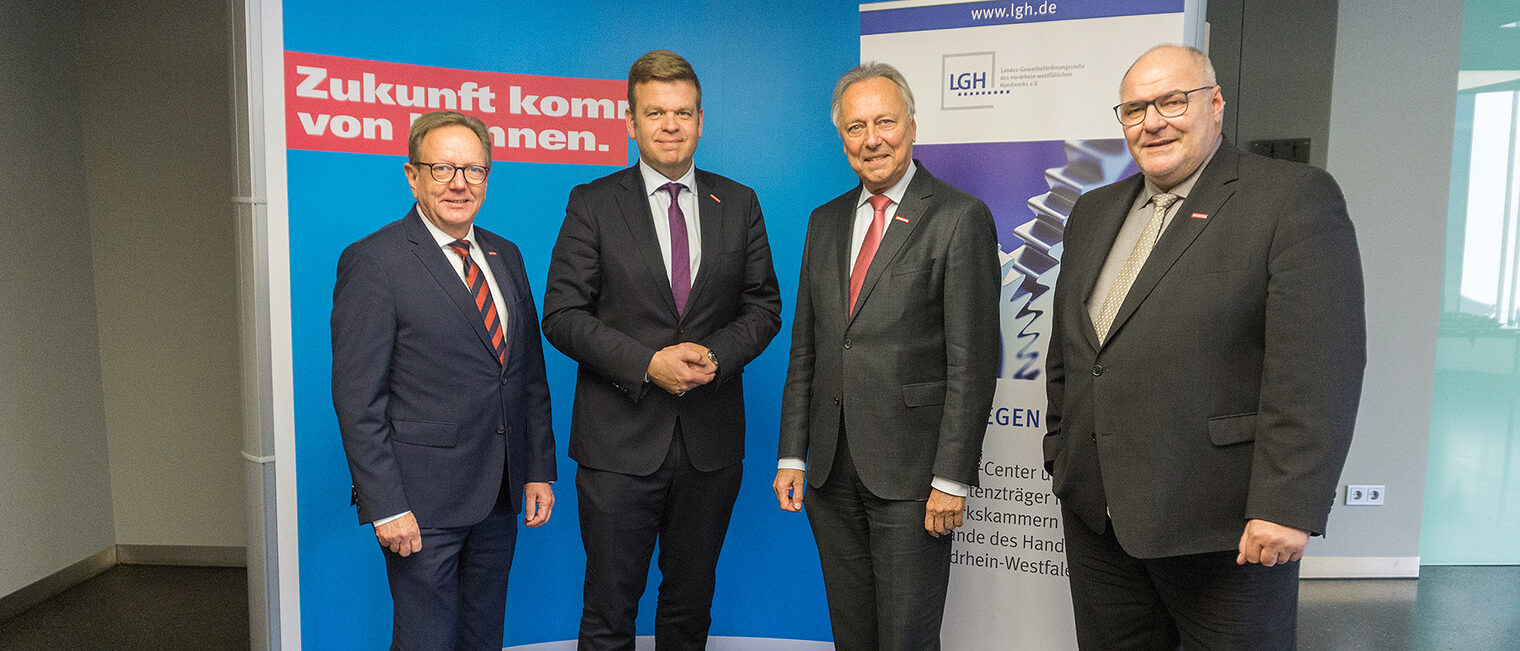 ( v..l.) Jürgen-Johannes Lau, Geschäftsführer der LGH, Matthias Heidmeie, Hauptgeschäftsführer der LGH, Hans-Joachim Hering, Vorstandsvorsitzender der LGH, Peter Eul, stellvertretender Vorstandsvorsitzender der LGH ( v..l.) Jürgen-Johannes Lau, Geschäftsführer der LGH, Matthias Heidmeie, Hauptgeschäftsführer der LGH, Hans-Joachim Hering, Vorstandsvorsitzender der LGH, Peter Eul, stellvertretender Vorstandsvorsitzender der LGH
