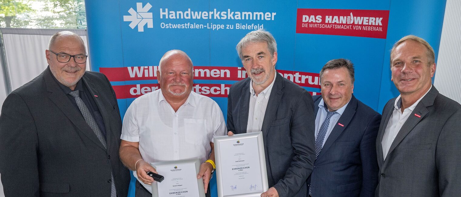 (v. l.) Kammerpräsident Peter Eul, die Geehrten Norbert Klöpper und Josef Fuhrmann sowie die Kammer-Vizepräsidenten Ralf Noltemeyer und Heiner Dresrüsse. 