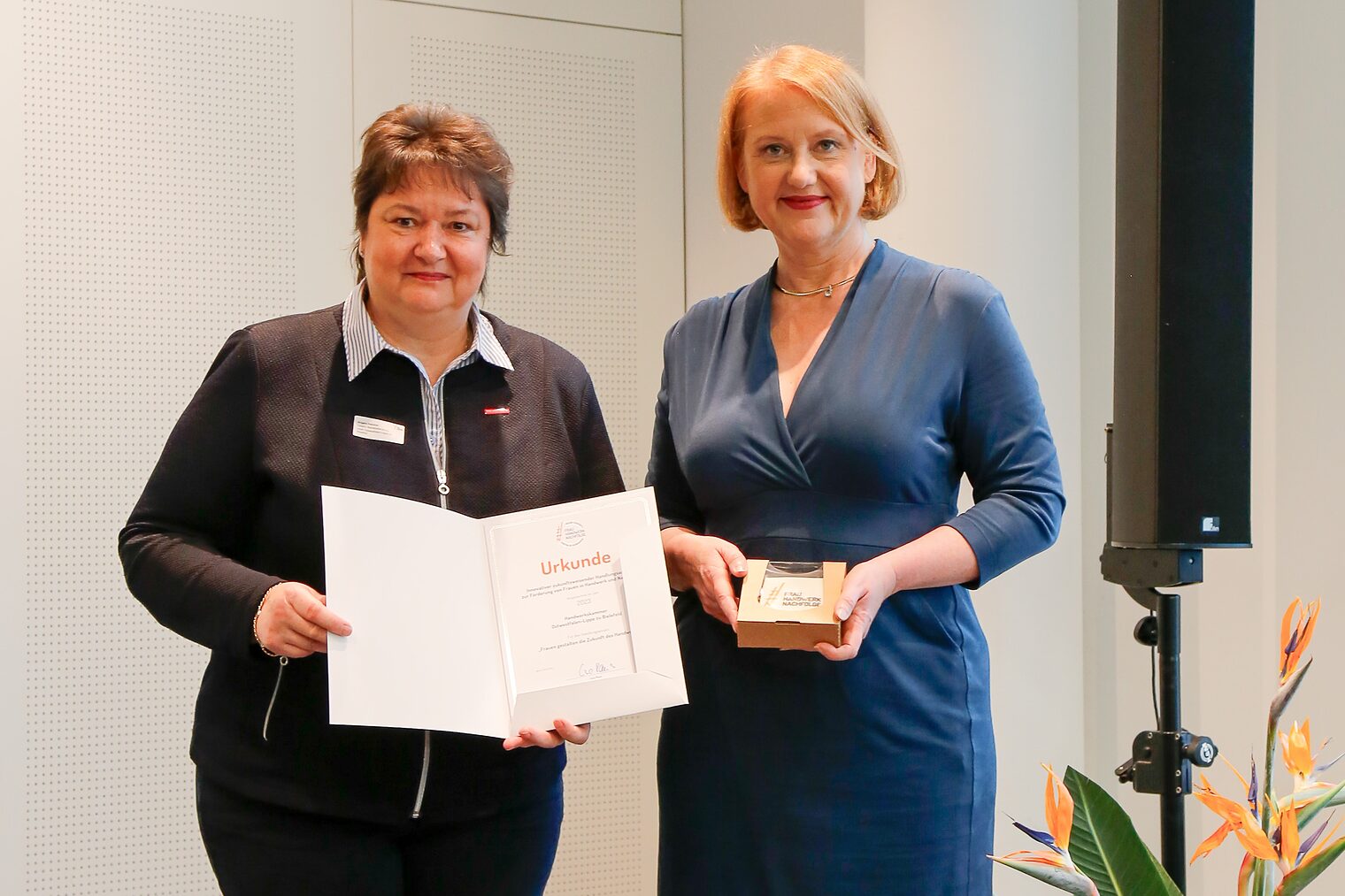 (v. l.) Angela Rehorst, Leiterin der Betriebsberatung der Handwerkskammer, erhält die Auszeichnung von Lisa Paus, Bundesministerin für Familie, Senioren, Frauen und Jugend. 