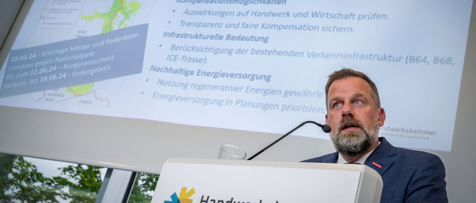 Dr. Jens Prager, Hauptgeschäftsführer der Handwerkskammer OWL, stellt die Resolution zum Nationalpark Eggegebirge vor. 