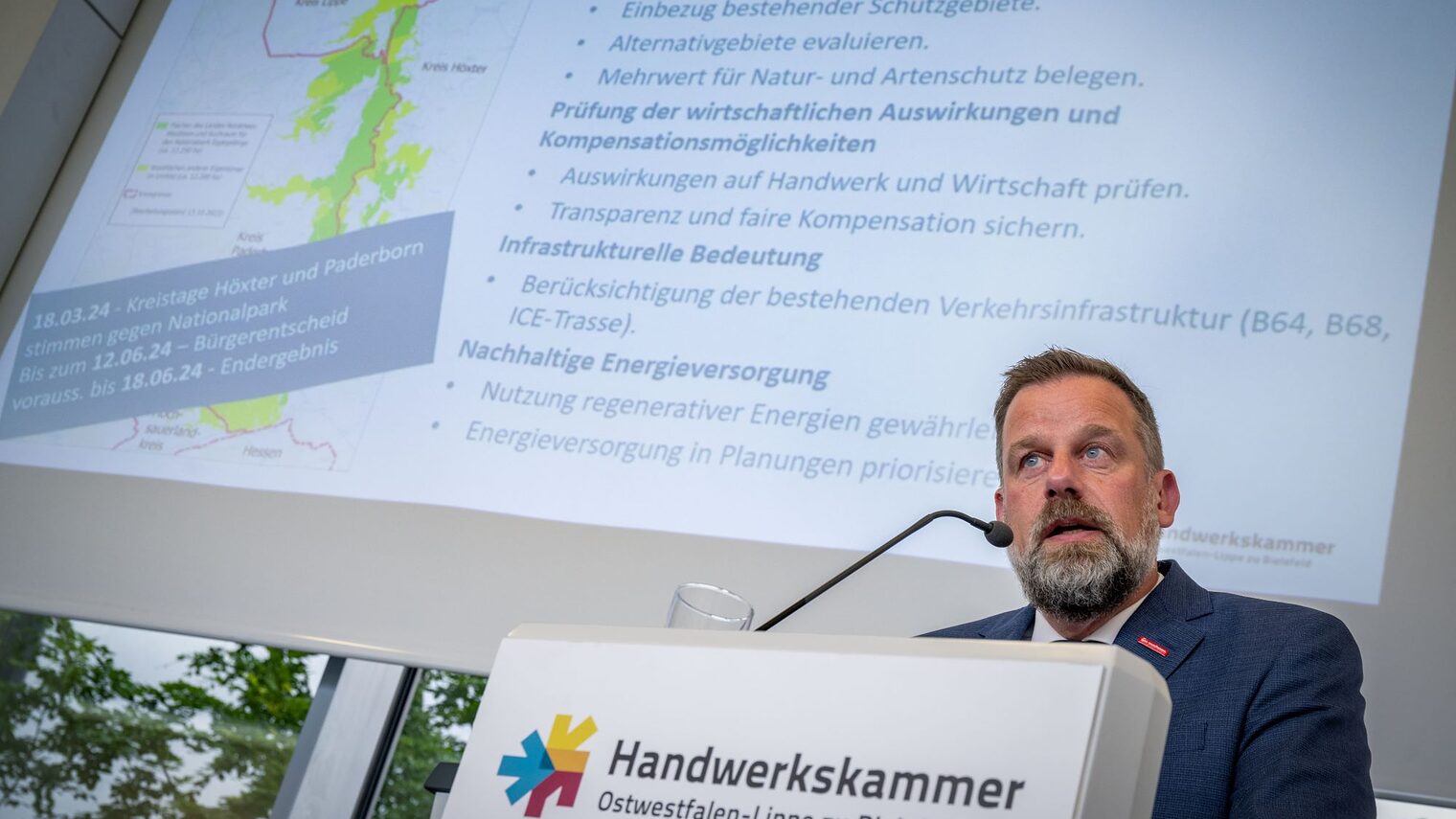 Dr. Jens Prager, Hauptgeschäftsführer der Handwerkskammer OWL, stellt die Resolution zum Nationalpark Eggegebirge vor. 