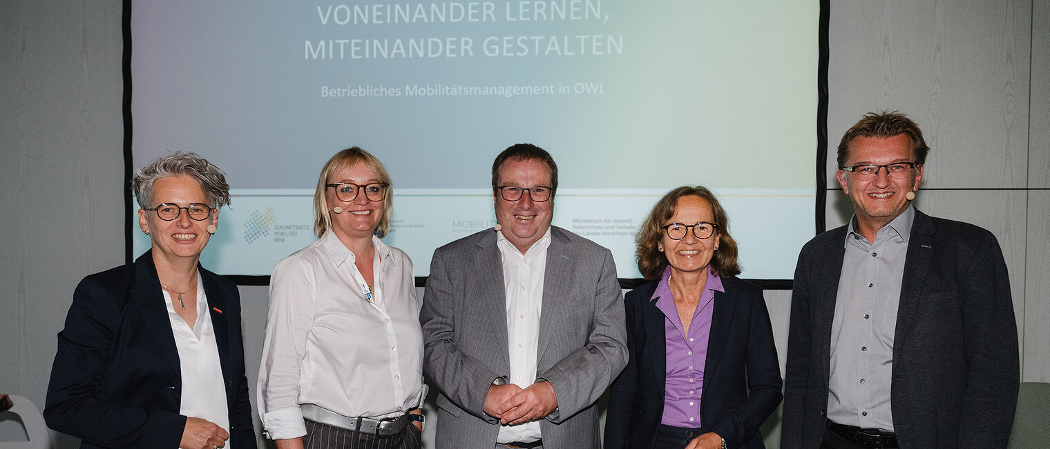 Ragna Köstner, Handwerkskammer, Svenja Jochens, IHK Lippe, Oliver Krischer, Minister für Umwelt, Naturschutz und Verkehr des Landes NRW, Petra Pigerl-Radtke, IHK Ostwestfalen, und Joachim Künzel, Nahverkehr NRW (v.l.) Ragna Köstner, Handwerkskammer, Svenja Jochens, IHK Lippe, Oliver Krischer, Minister für Umwelt, Naturschutz und Verkehr des Landes NRW, Petra Pigerl-Radtke, IHK Ostwestfalen, und Joachim Künzel, Nahverkehr NRW (v.l.)
