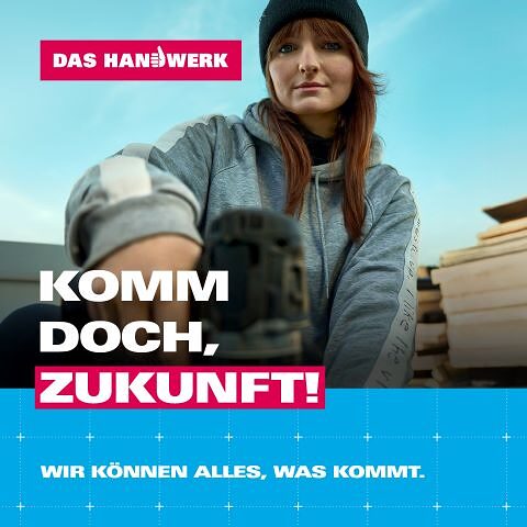 Dachdeckerin Alexandra schaut in die Kamera. Unter ihr steht "Komm doch, Zukunft!"