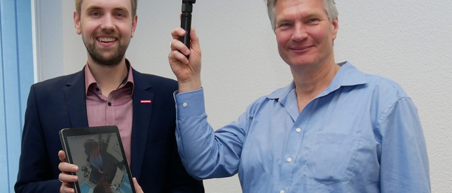 Geschäftsführer Dominik Rüther und Peter Rech, Projektkoordinator Bildung, präsentieren die 3D-Kamera zusammen mit dem Tablet