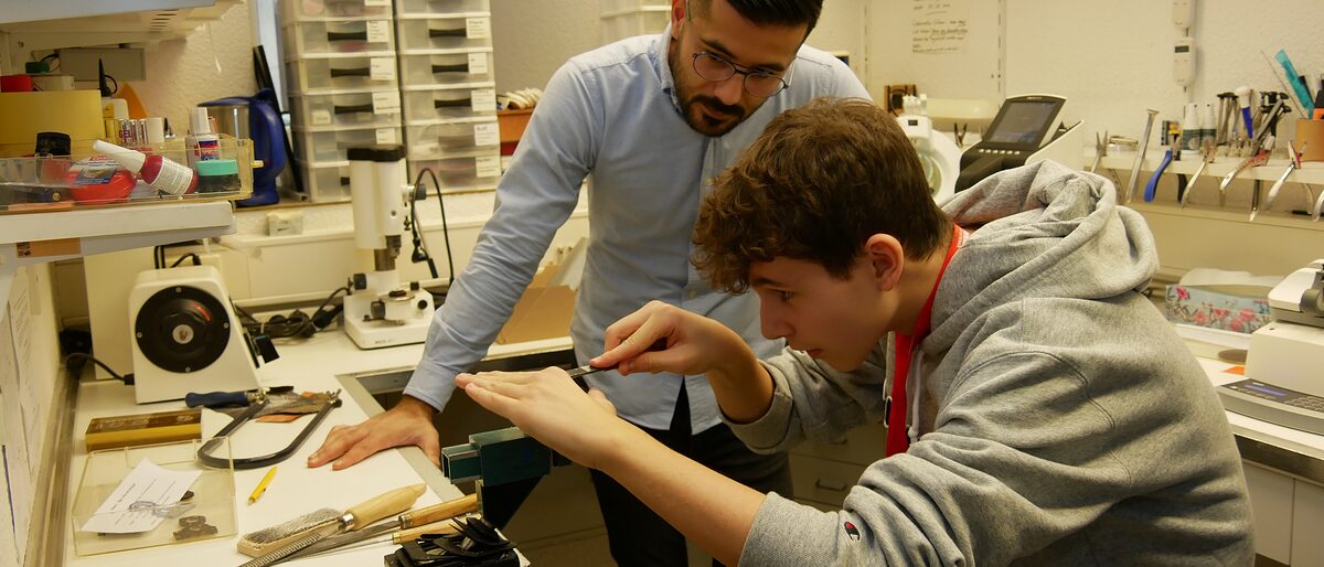 Ein Schüler lernt beim Handwerkertag der Stiftung das Augenoptiker-Handwerk kennen. Ein Schüler lernt beim Handwerkertag der Stiftung das Augenoptiker-Handwerk kennen.