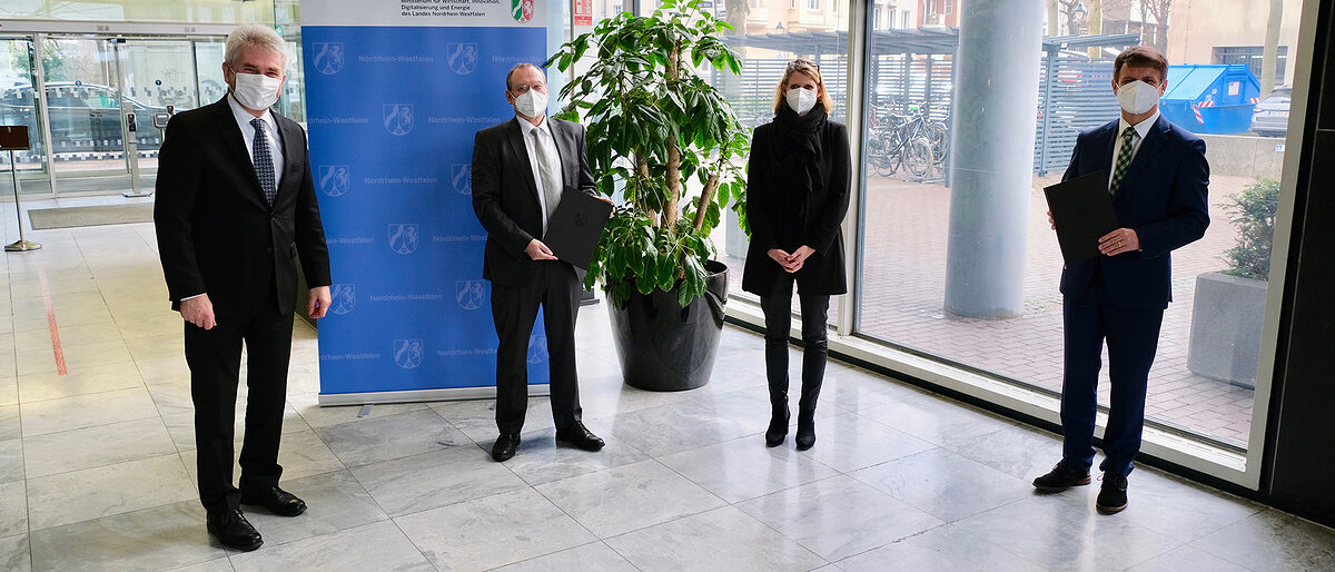 (v.l.) Andreas Pinkwart, NRW-Wirtschaftsminister, Gerald Studzinsky, Hauptgeschäftführer der Kreishandwerkerschaft, Judith Pirscher, Regierungspräsidentin, und Landrat Michael Stickeln (v.l.) Andreas Pinkwart, NRW-Wirtschaftsminister, Gerald Studzinsky, Hauptgeschäftführer der Kreishandwerkerschaft, Judith Pirscher, Regierungspräsidentin, und Landrat Michael Stickeln