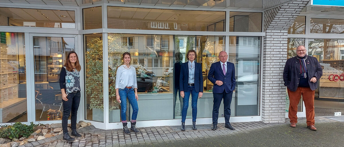 (v.l.) Inhaberin Kerstin Westhoff, Siegerin Marie Kahlert, Inge und Dieter Großewinkelmann und Peter Eul, Präsident der Handwerkskammer OWL
