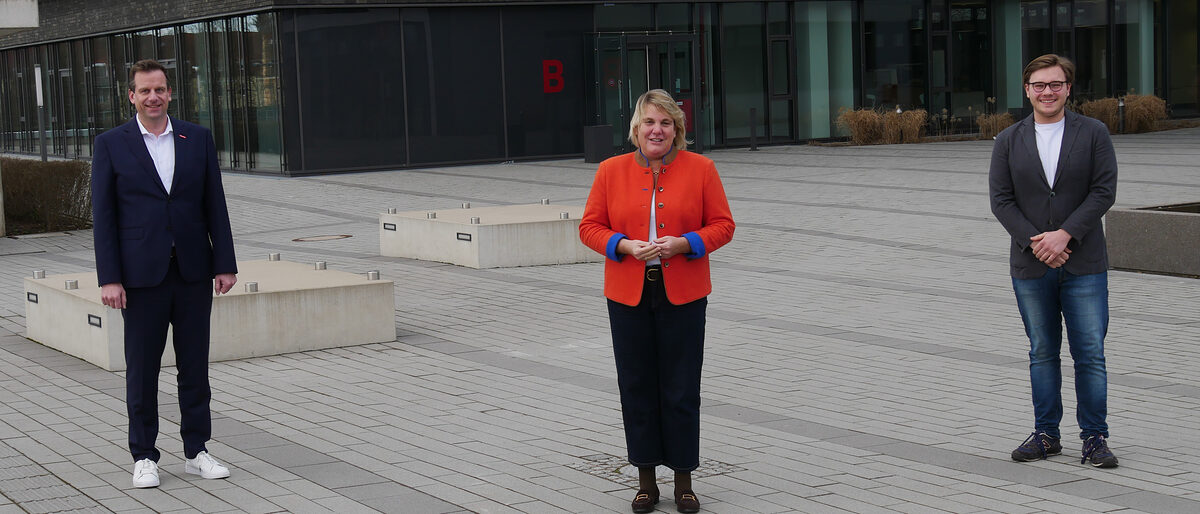 (v.l.) Dr. Jens Prager, Hauptgeschäftsführer der Handwerkskammer OWL, Martina Hannen MdL und Leo Knauf, Ratsmitglied in Bielefeld (v.l.) Dr. Jens Prager, Hauptgeschäftsführer der Handwerkskammer OWL, Martina Hannen MdL und Leo Knauf, Ratsmitglied in Bielefeld