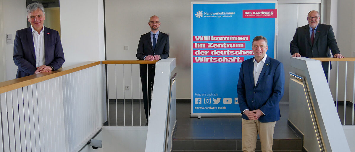 (v.l.) stellvertretender Hauptgeschäftsführer Wolfgang Borgert, Ralph Bombis (MdL), Matthias Goeken (MdL) und Kammerpräsident Peter Eul (v.l.) stellvertretender Hauptgeschäftsführer Wolfgang Borgert, Ralph Bombis (MdL), Matthias Goeken (MdL) und Kammerpräsident Peter Eul
