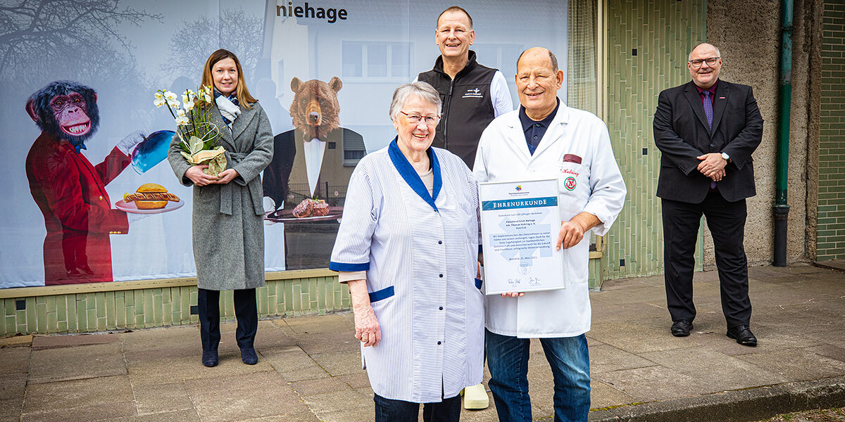 Melanie Busch (links, Kreishandwerkerschaft) und Peter Eul (rechts, Handwerkskammer) gratulieren Fleischerei-Inhaber Thomas Kohring sowie seinen Eltern Rosemarie und Fritz zum Jubiläum Melanie Busch (links, Kreishandwerkerschaft) und Peter Eul (rechts, Handwerkskammer) gratulieren Fleischerei-Inhaber Thomas Kohring sowie seinen Eltern Rosemarie und Fritz zum Jubiläum